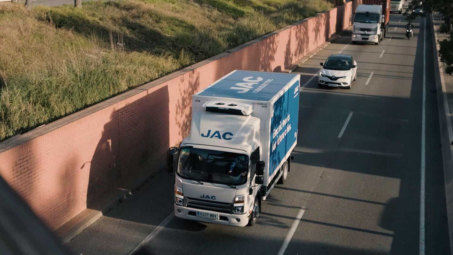 Calculadora de ahorros camión eléctrico vs diésel JAC Motors