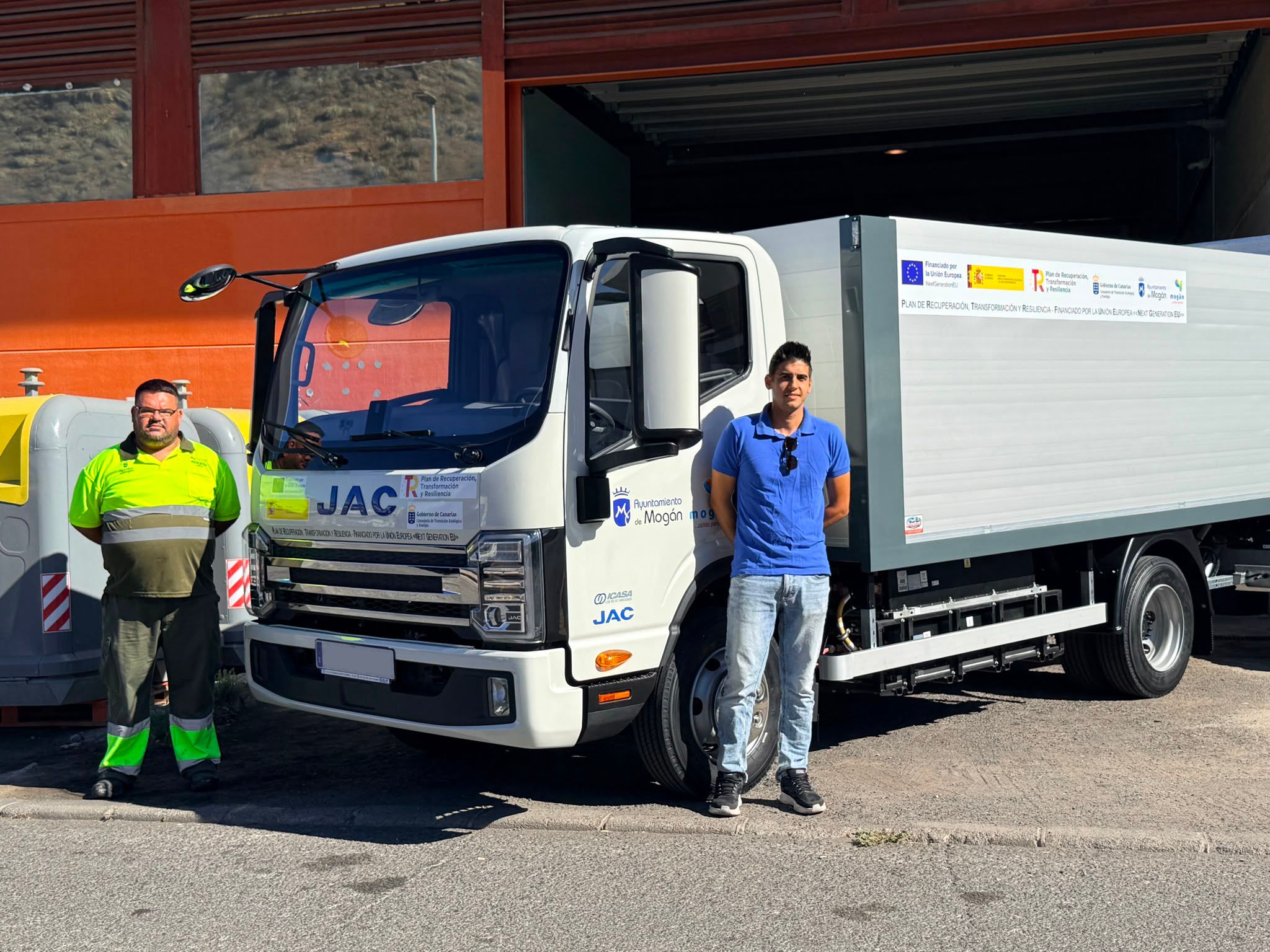 Ayuntamiento de Mogán posando con un iJAC 7.5 con caja abierta